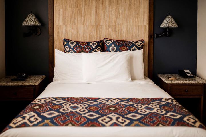1 Queen Bed (10 of 25)