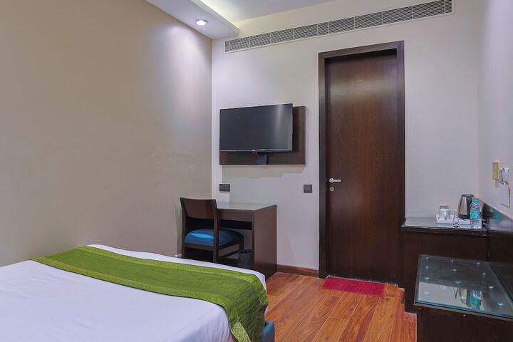 Room 34 of 137