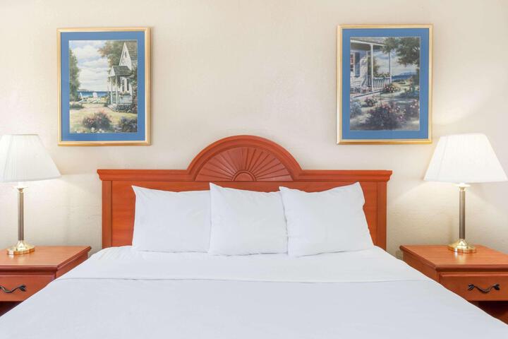 1 King Bed (5 of 9)