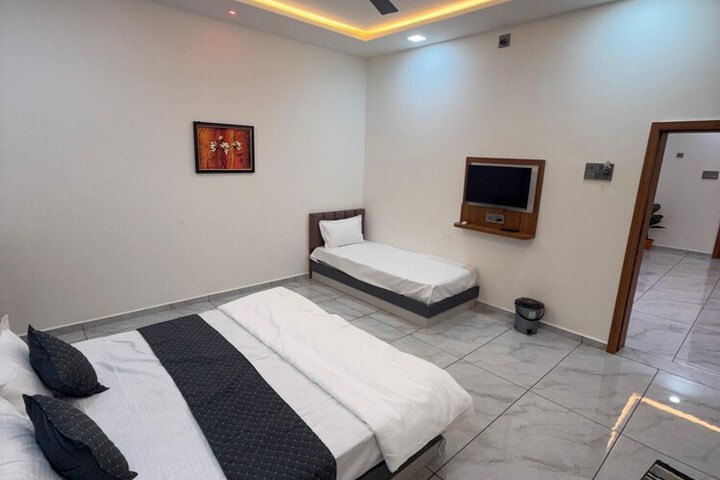Room 9 of 17