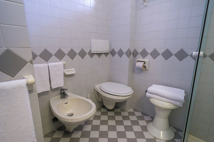 Room 28 of 67