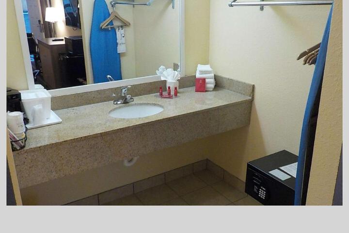 2 Queen Beds High Speed Internet Accessible Microwave and Refrigerator Work Desk Continental (3 of 7)