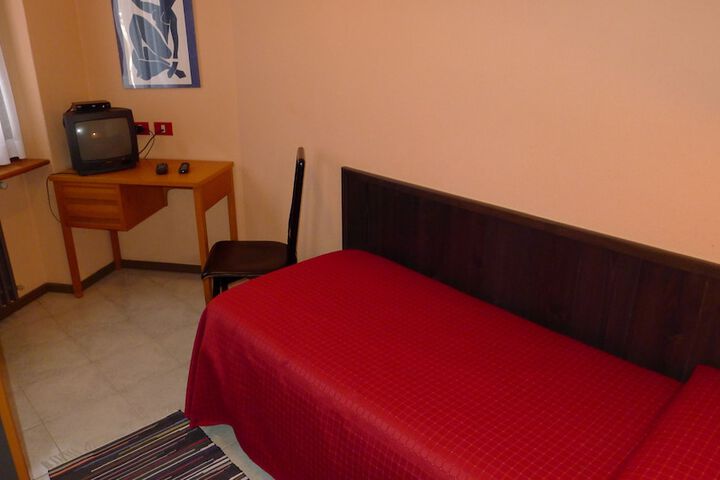 Room 10 of 33