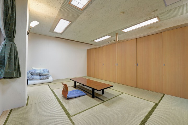 Room 12 of 99