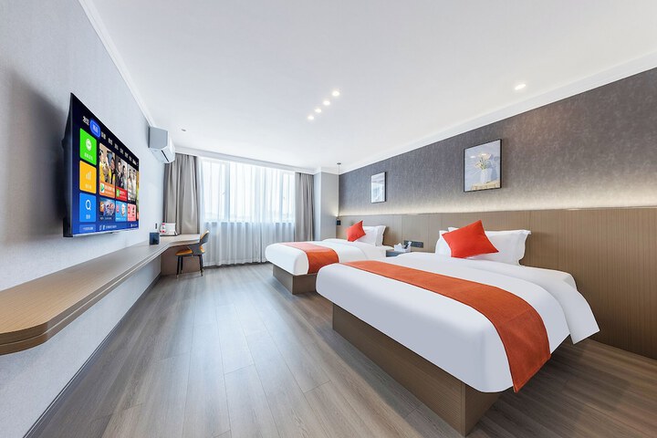 Room 12 of 28