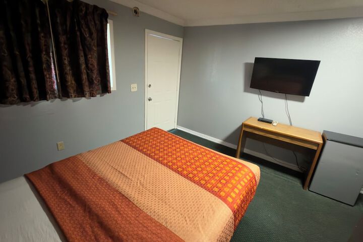Exterior of Ada Inn & Suites