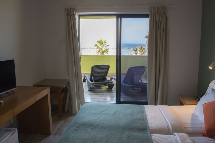 Room 6 of 12