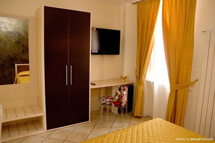 Room 8 of 80
