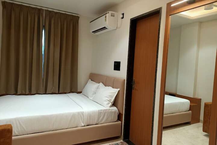 Room 9 of 30