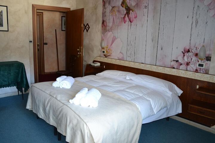 Room 17 of 46