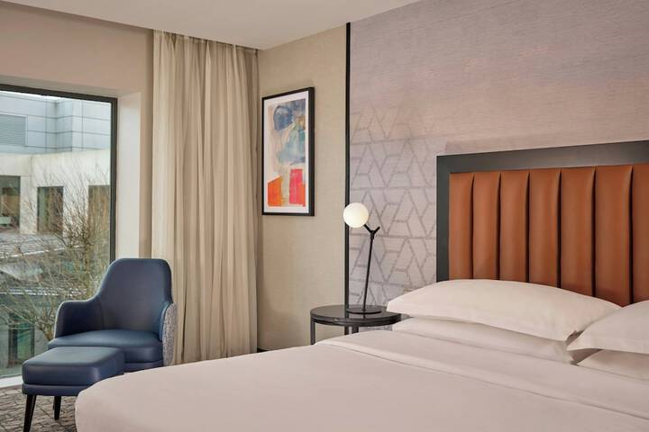 Room 35 of 142