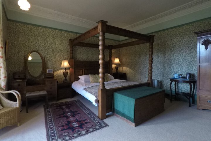 Room 9 of 18