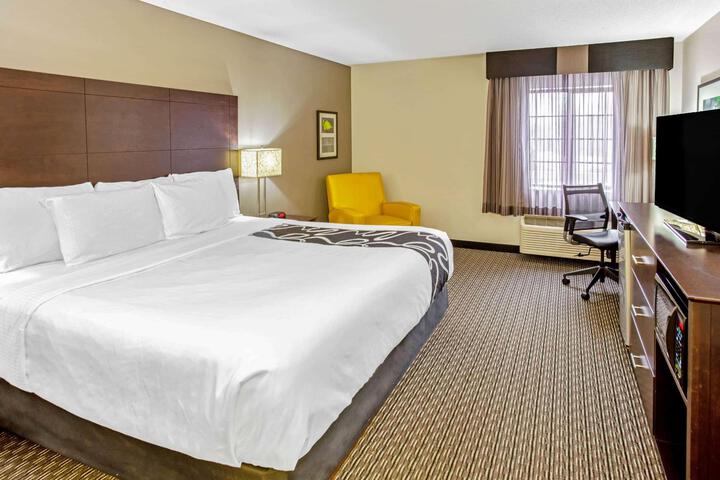 1 King Bed (4 of 7)