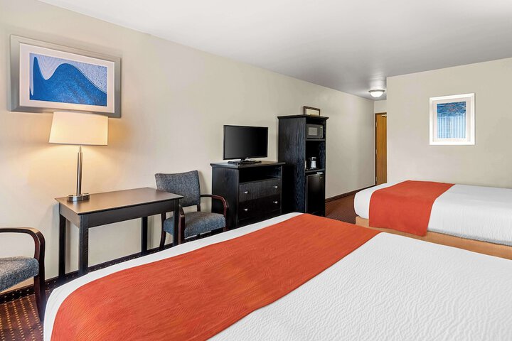 2 Queen Beds - Wireless High Speed Internet, Microwave and Refrigerator Table with Chai (5 of 6)