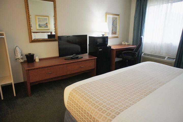 1 King Bed Mobilty Acessible Room Bathtub with Grab Bars (22 of 35)