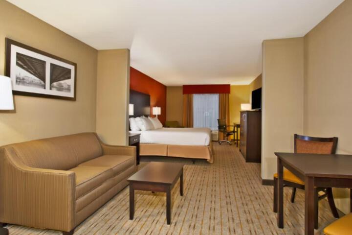 1 King Bed (6 of 13)