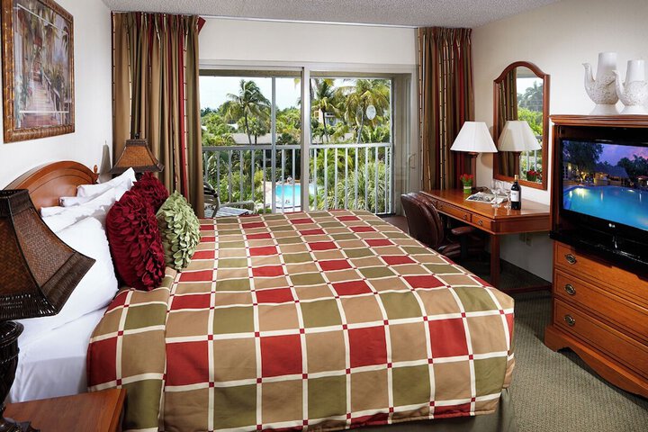 1 King Bed High Speed Internet Accessible Microwave and Refrigerator, Coffee Maker Iron and Ironing Board Hairdryer Full Breakfast (14 of 16)
