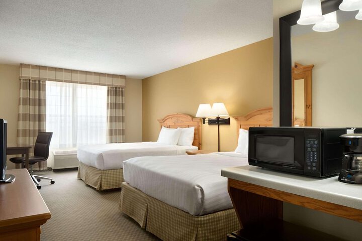 1 Queen Bed Accessible (2 of 9)