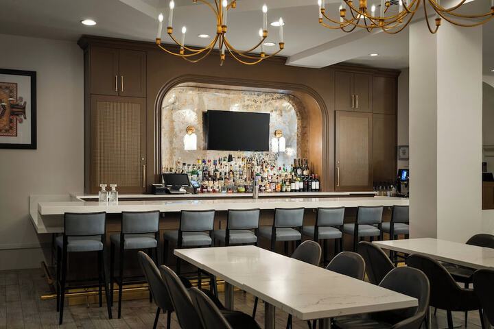 Lounge 82 of 117