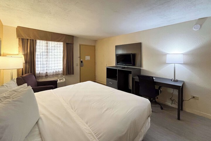 1 King Bed (1 of 18)