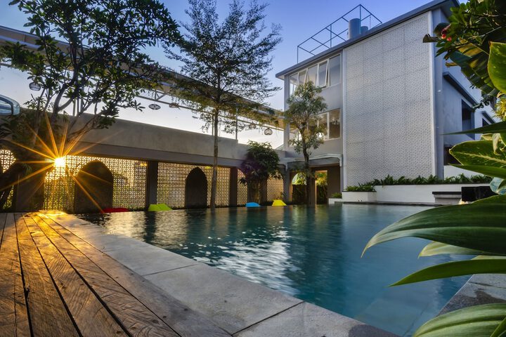 Hotel with Pool