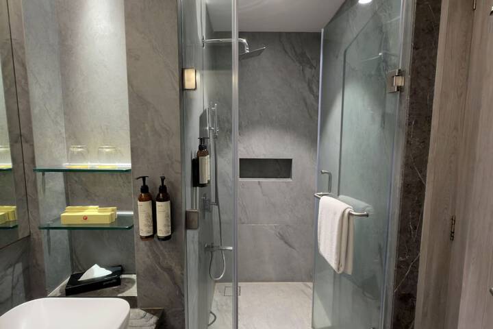 Room 40 of 136