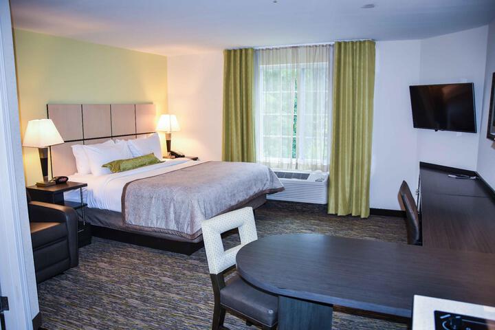 1 Queen Studio Suite Communications Accessible (1 of 8)
