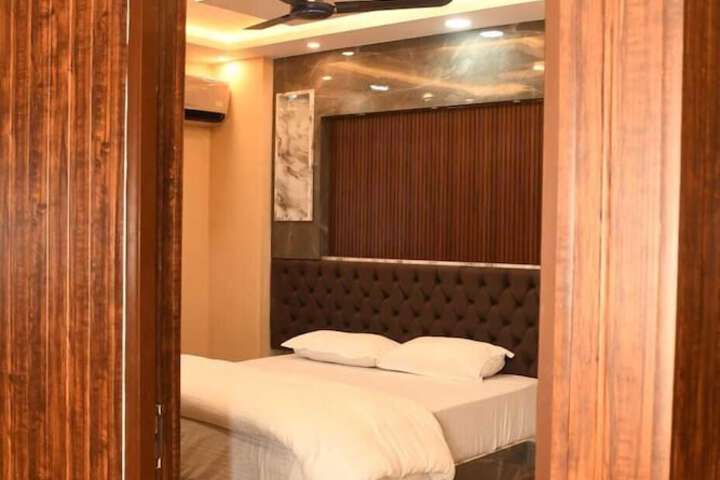 Room 6 of 27