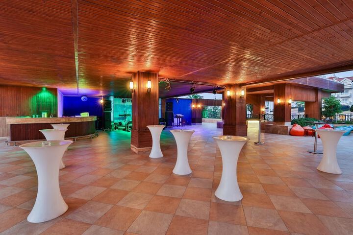 Lounge 96 of 108