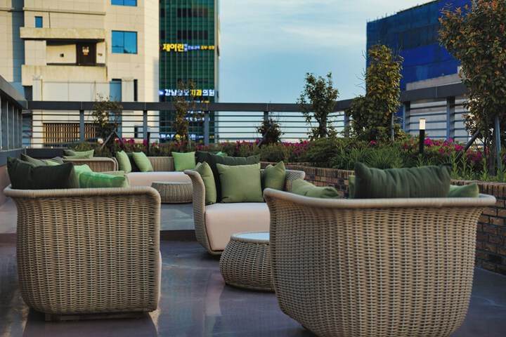 Hotel Exterior 73 of 76