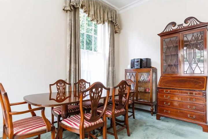 Room 4 of 10