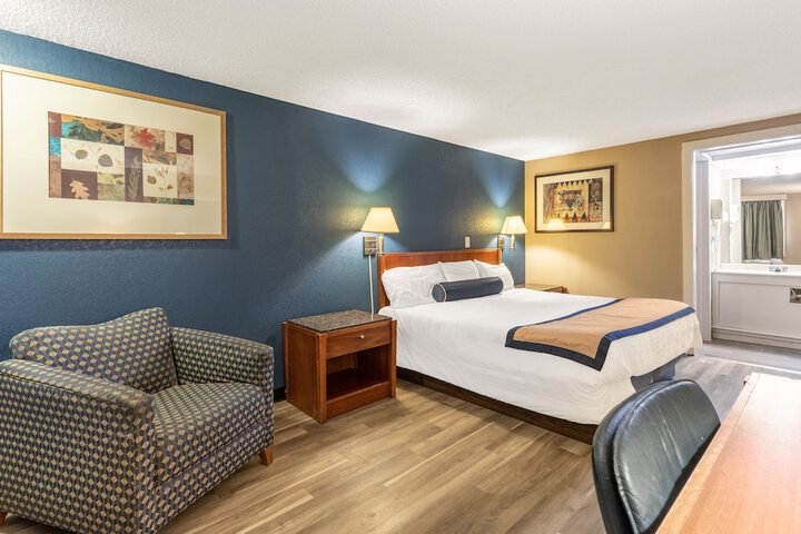 1 King Bed (2 of 6)
