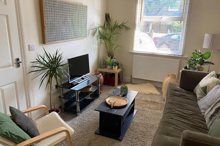 35 mins to central London. 3 bedrooms. 2 bathrooms with garden