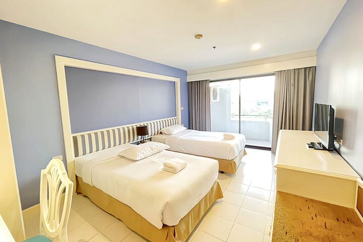 Room 18 of 102