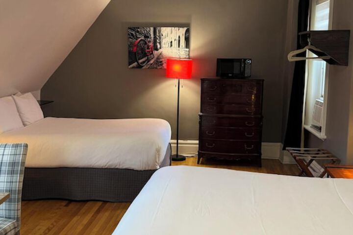 Room 4 of 9