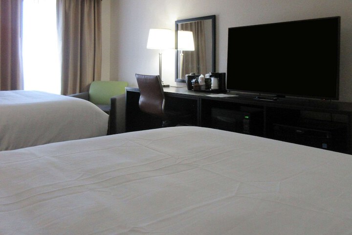 2 Queen Beds (8 of 17)