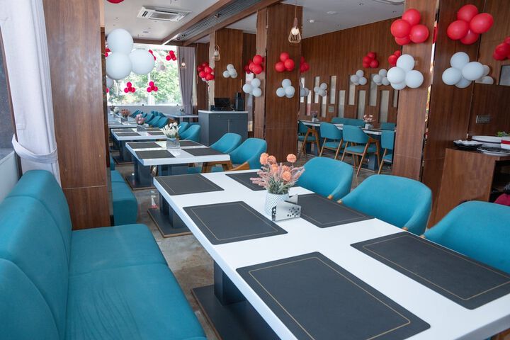 Dining 16 of 19