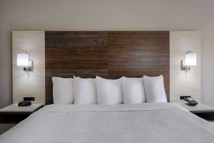 1 King Bed (7 of 12)