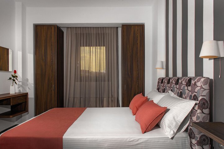 Room 9 of 15