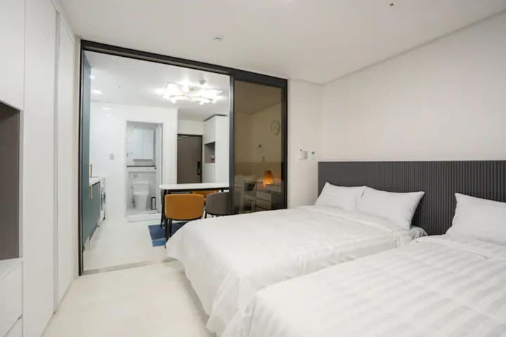 Room 11 of 18