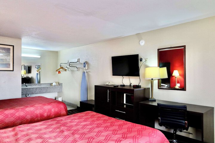 2 Queen Beds (2 of 13)