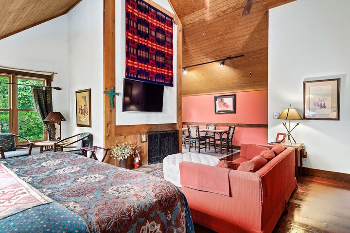 Snug Hug Queen Suite with Fireplace (13 of 131)