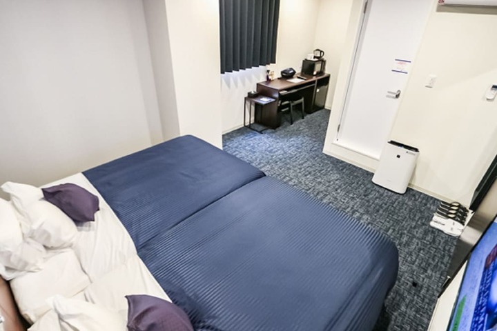 Room 9 of 16