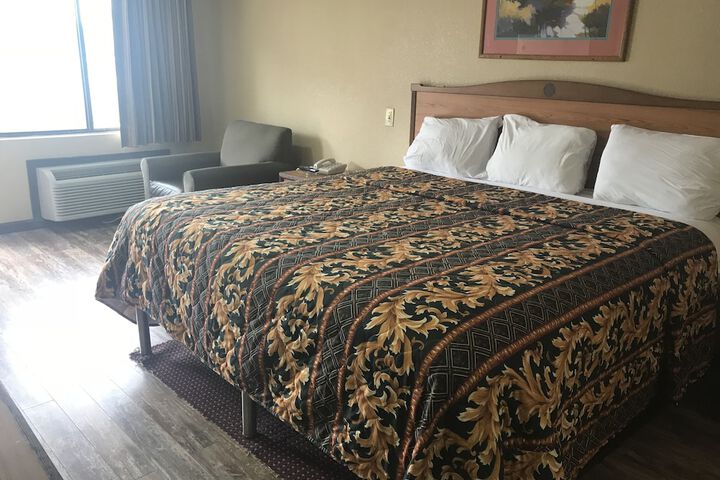 Basic Single 2 Double Beds (12 of 17)