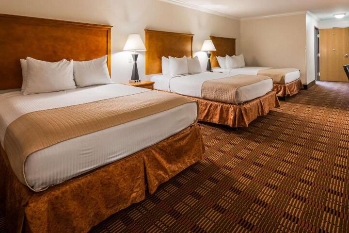 2 Queen Beds (5 of 7)
