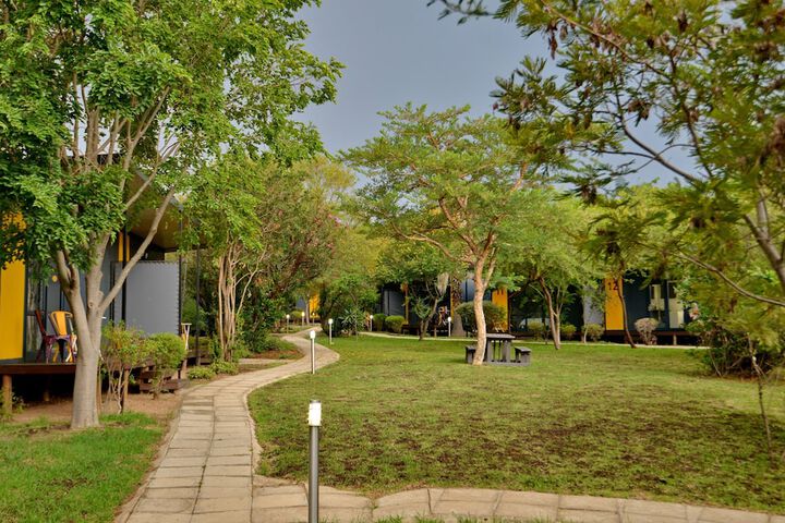 Hotel Exterior 37 of 44