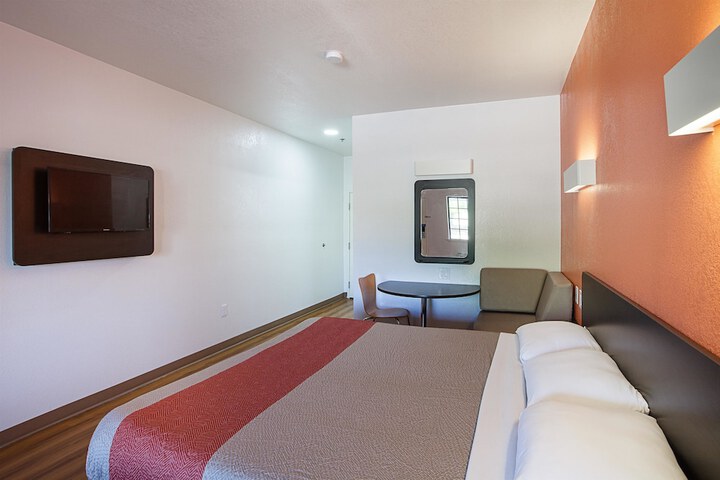 Deluxe King Bed (10 of 12)