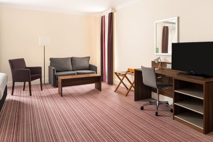 Room 18 of 108