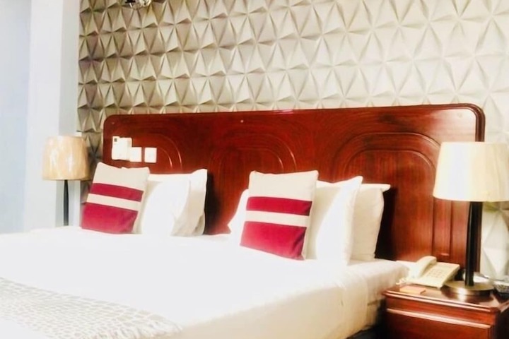 Room 30 of 143