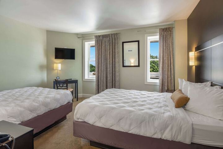 2 Queen Beds (3 of 9)